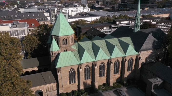 Das Essener Münster, ein Steingebäude mit grünem Dach, aus Vogelperspektive