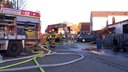 Die Feuerwehr im Einsatz an der ausgebrannten Lagerhalle