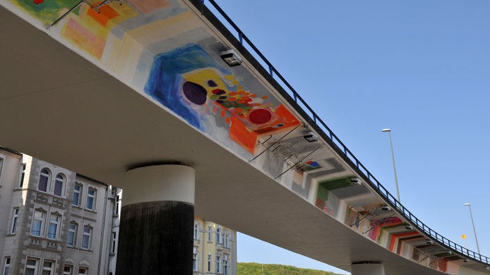 Die Hagener Brücke mit dem Kunstprojekt "Sehnsucht nach Ebene 2" von Milica Reinhart