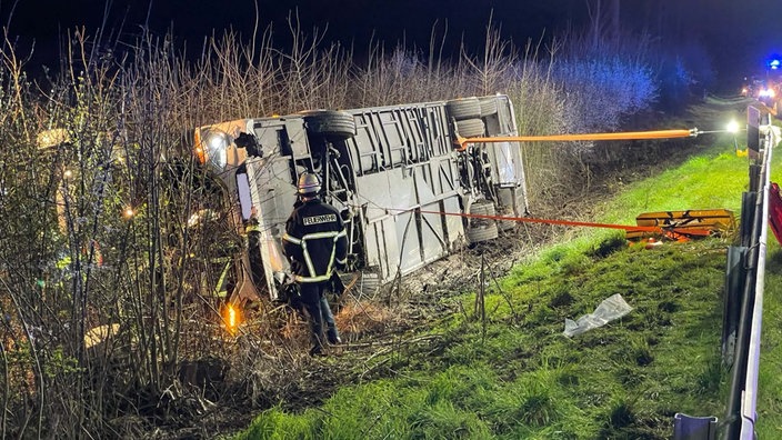 Reisebus mit rund 60 Insassen auf A44 verunglückt