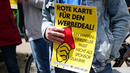 Ein Demonstrant zeigt ein Plakat 