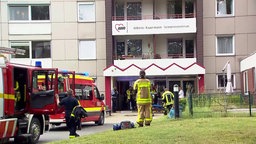 Feuerwehrleute an der Einsatzstelle Seniorenheim in Castrop-Rauxel