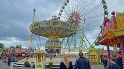 Bewölkter Himmel beim Start der Cranger Kirmes