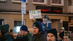 "Seid ihr doof?" zeigt eines der Plakate auf der Anti-AfD-Demo in Essen 