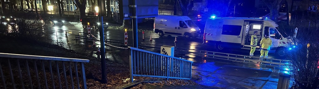 Eine Straße in Dortmund steht unter Wasser, Einsatzkräfte sind vor Ort