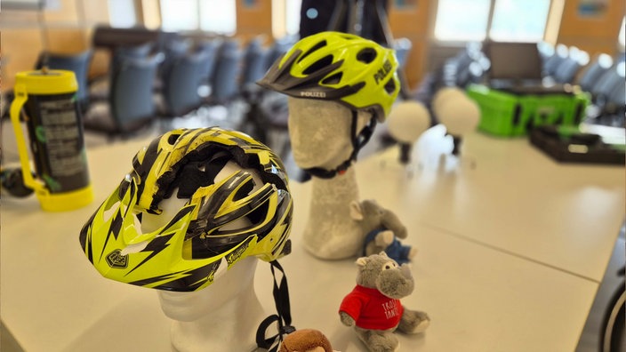 Fahrradhelme auf einem Tisch bei der PK der Verkehrsunfallbilanz 2023