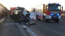 Zerstörtes Auto, Einsatzkräfte sind auf der Autobahn vor Ort