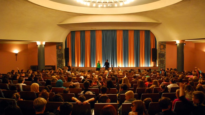 Schülerinnen und Schüler im Essener Astra-Theater