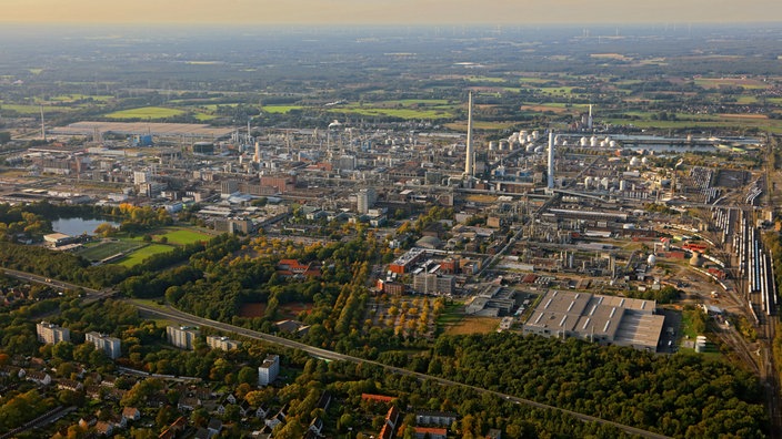 Das Foto zeigt den Chemiepark Marl, ein Areal mit vielen Industriebauten und -türmen, von oben. 