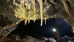 Höhlenforscher in Ennepetal erforschen neue Höhle "Hackerloch"