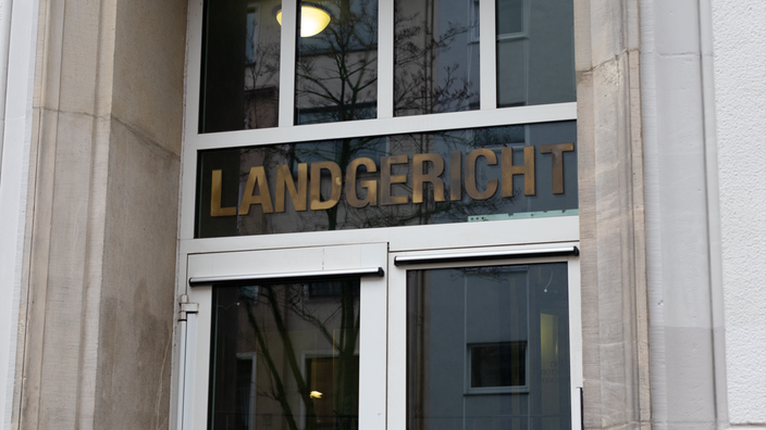 zu sehen ist der Eingang des Landgerichtes