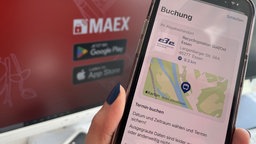 Ein Smartphone auf dem via Maps die nächste Recyclingstation in Essen angezeigt wird