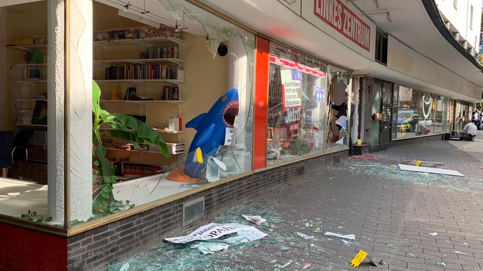 Die Schaufensterscheibe des Parteibüros der Linken in Oberhausen liegt zersplittert in der Fußgängerzone