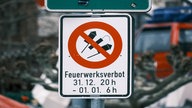 Schild mit Feuerwerksverbot vom 31.12 20 Uhr bis 01.01. 6 Uhr