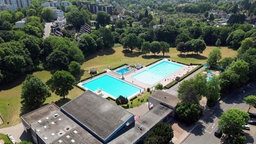 Das Freibad in Essen-Kettwig aus der Luft betrachtet.