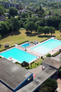 Das Freibad in Essen-Kettwig aus der Luft betrachtet.