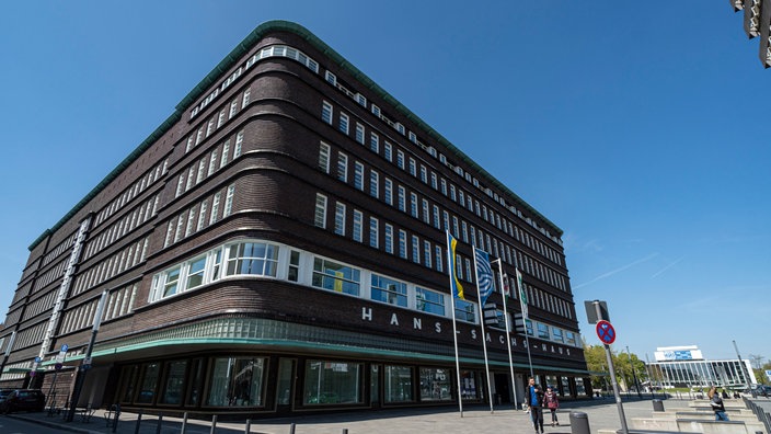 Das Hans-Sachs-Haus in Gelsenkirchen von außen vor einem blauen Himmel