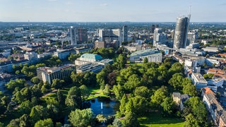 Grüne Hauptstadt Essen mit dem Blick auf die Skyline und einem grünen Park im Vordergrund