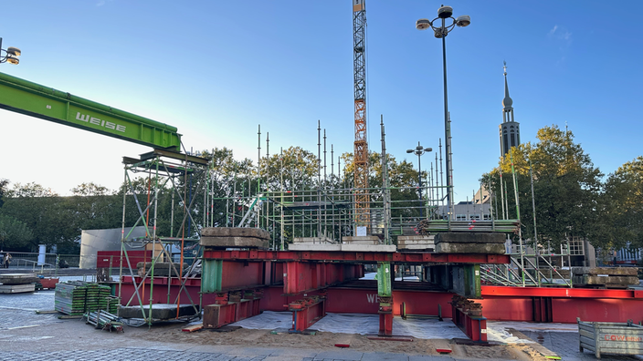 Das Gerüst mit dem der Weihnachtsbaum in Dortmund aufgebaut wird