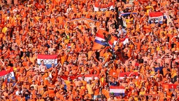 Niederländische Fans beim Spiel gegen Österreich im Olympiastadion