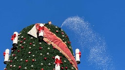 Wasserfontäne kommt aus dem fast fertiggestellten Weihnachtsbaum 