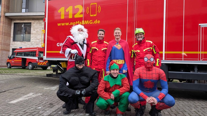 Eine Gruppe der Höhenrettung die sich als Nikolaus und als Superhelden verkleidet haben