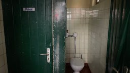 Der Toilettenraum mit zwei alten grün lackierten Türen in "Heikes Kiosk" in Herne