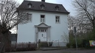 Eine Stadtvilla mit weißer Fassade in Unna