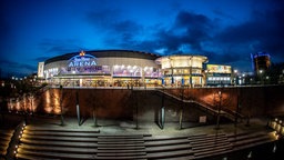 Außenansicht auf die König Pilsener Arena Oberhausen im Dunkeln