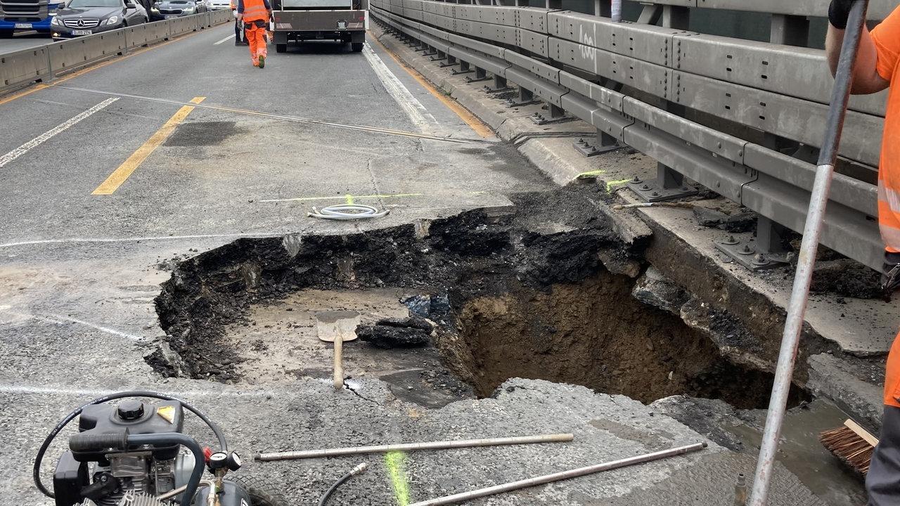 Das Loch in der Fahrbahn, darum herum liegen Werkzeuge