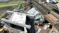 An der Speldorfer Straße in Oberhausen steht eine neue Bahnbrücke neben der Bahnstrecke