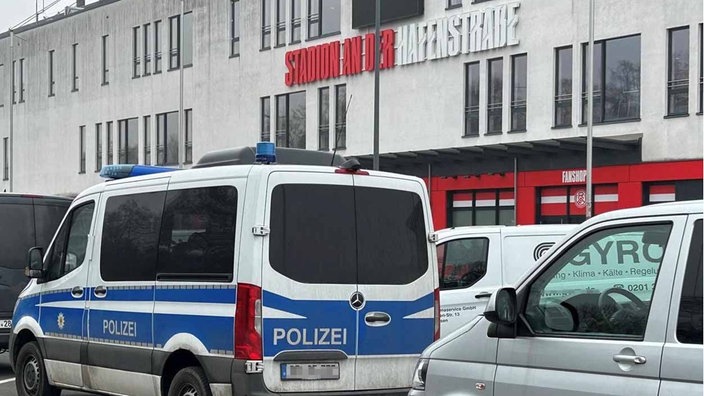 Ein Einsatzfahrzeug der Polizei vorm Stadion an der Hafenstraße