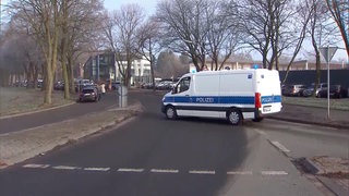 Ein Transpoter der Polizei steht quer auf der Straße 