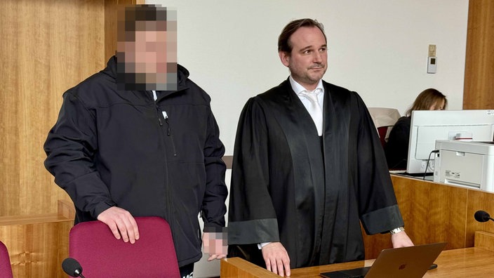 Der Angeklagte zusammen mit seinem Anwalt im Gericht