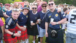 Schottland-Fans posieren für ein Bild