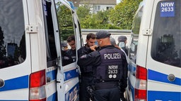 Zwei Polizisten im Einsatz des Razzia-Betrugs.