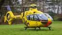 Rettungshubschrauber der ADAC Luftrettung steht auf einer Wiese
