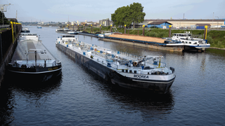 Schiff auf dem Rhein-Herne-Kanal, vor der Schleuse Duisburg-Meiderich