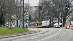 Eine Straße, auf der eine Straßenbahn fährt