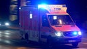 Rettungswagen mit Blaulicht bei Nacht