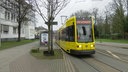 Eine Straßenbahn der Linie 109 der Ruhrbahn fährt in Essen an einer Haltestelle los