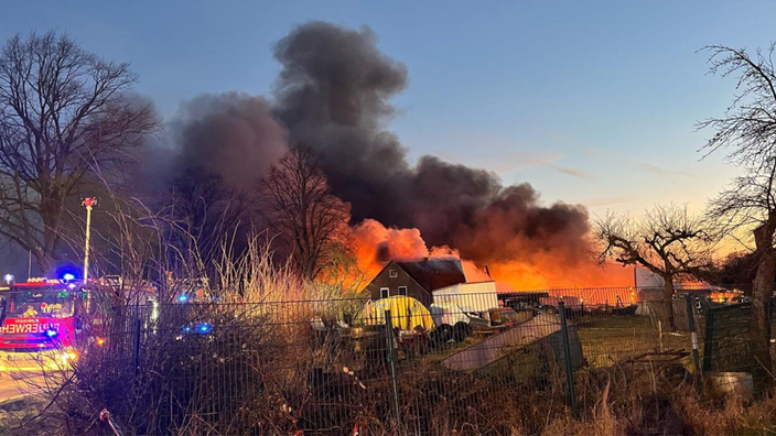 Ein großer Brand mit Rauchentwicklung umhüllt ein Haus