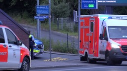 Polizei und Rettungsdienst vor Ort. Die Beamten sichern den Tatort. 