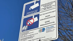 Zu sehen ist ein Hinweisschild der Polizei Dortmund, welches über die Videoüberwachung informiert. 