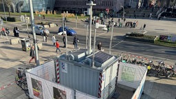 Ein großer Videoüberwachungscontainer der Polizei steht auf dem Bahnhofsvorplatz in Dortmund.