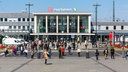 Viele Menschen auf dem Bahnhofsvorplatz in Dortmund. 