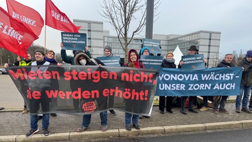 Menschen mit Bannern protestieren gegen steigende Mieten und Vonovia