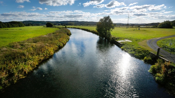 Die Ruhr und grünes Ufer.