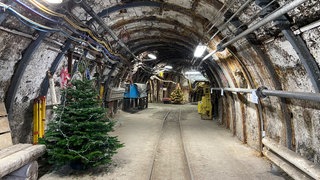 Erste Weihnachtsdeko im Schacht des Bergwerks