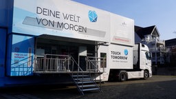 Der Wissenschaftstruck von außen. "Deine Welt von morgen" steht auf dem Laster.